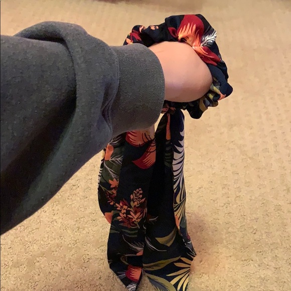 Scrunchie - Picture 4 of 4